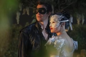 Foto: 1 de 1 Benedict e Sophie, de Bridgerton, estão mascarados e olham para a m