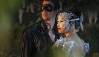 Foto: 1 de 1 Benedict e Sophie, de Bridgerton, estão mascarados e olham para a m