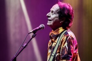 Beto Guedes durante show — Foto: 1 de 1 Beto Guedes durante show - Foto: NewMag