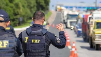 Foto: BR-116 foi totalmente interditada na manhã desta sexta-feira (8) (Foto: Ig