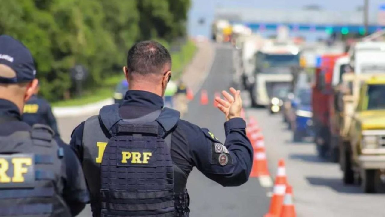Foto: BR-116 foi totalmente interditada na manhã desta sexta-feira (8) (Foto: Ig
