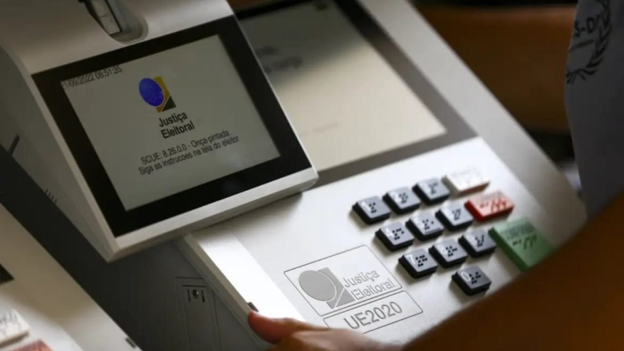 brasileiros-urnas-eletronicas-950x553-1