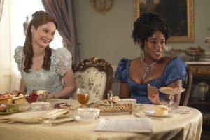 Imagem colorida de Hannah Dodd e Masali Baduza caracterizadas para a 4ª temporad