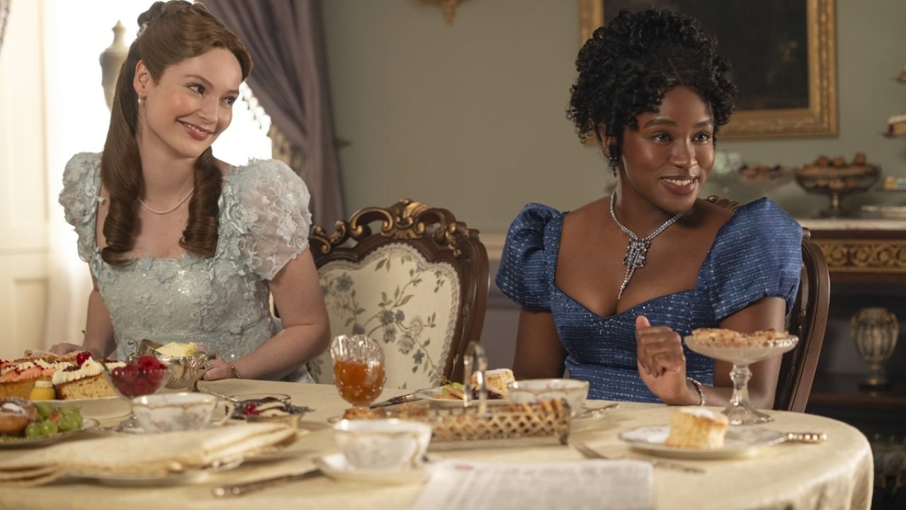 Imagem colorida de Hannah Dodd e Masali Baduza caracterizadas para a 4ª temporad