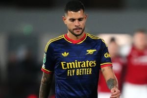 bruno-guimaraes-arsenal-penalti-eliminacao