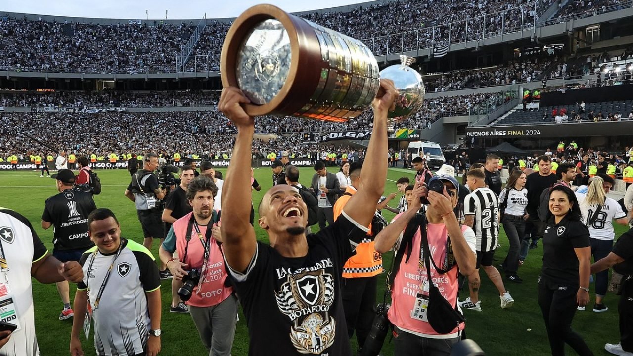 Marlon Freitas com a taça de campeão da Libertadores em 2024 — Foto: Vítor Silva