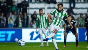 Nenê impede reação do Vasco e Juventude derrota equipe carioca — Foto: Fernando