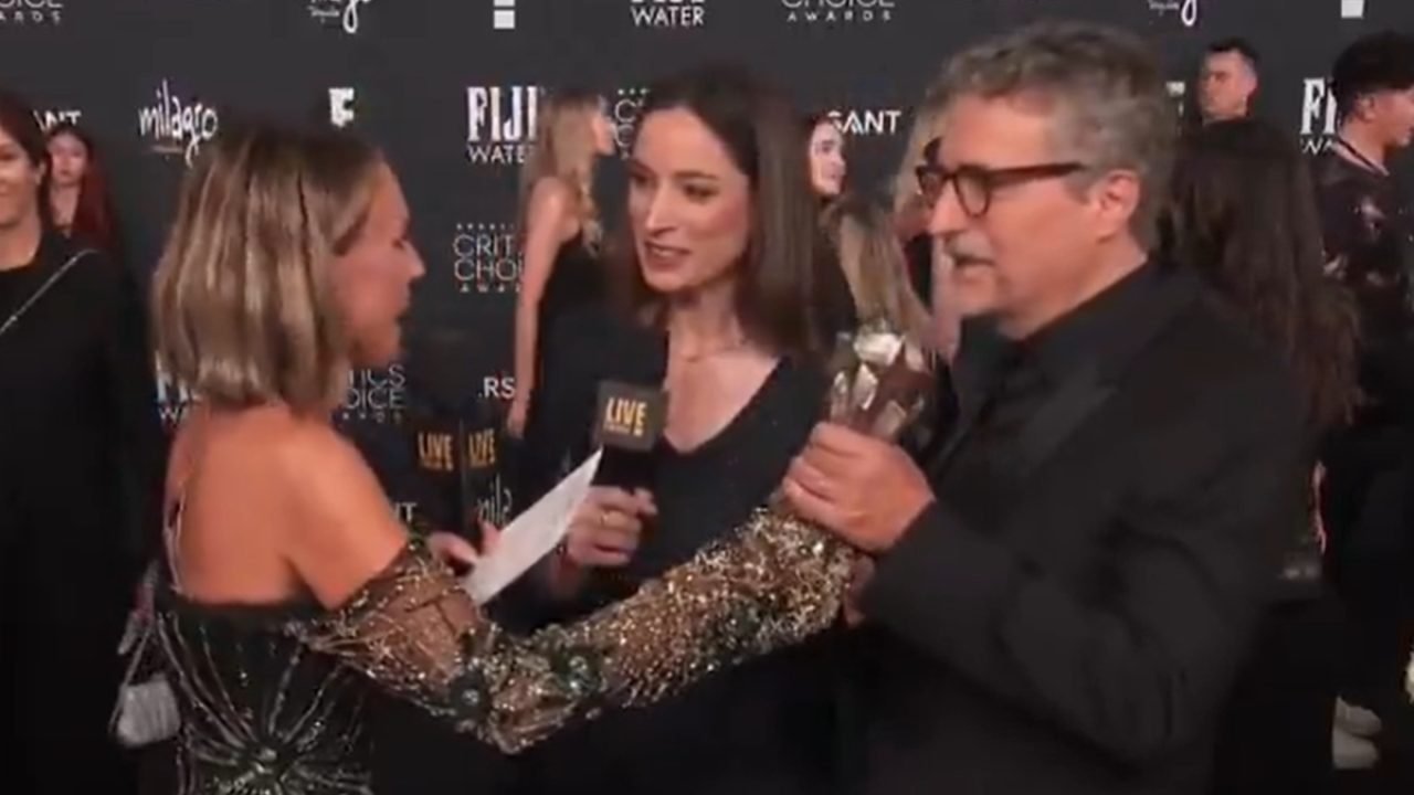 Kleber Mendonça Filho recebe o prêmio de Melhor Filme Internacional — Foto: 1 de