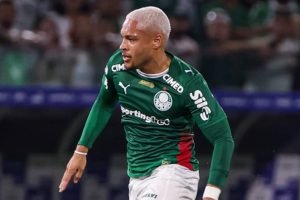 Vitor Roque sofre lesão em jogo contra o Mirassol — Foto: FÁBIO MENOTTI/PALMEIRA