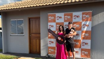 Famílias recebem chaves de casas próprias em Apucarana, Assis Chateaubriand e Ca