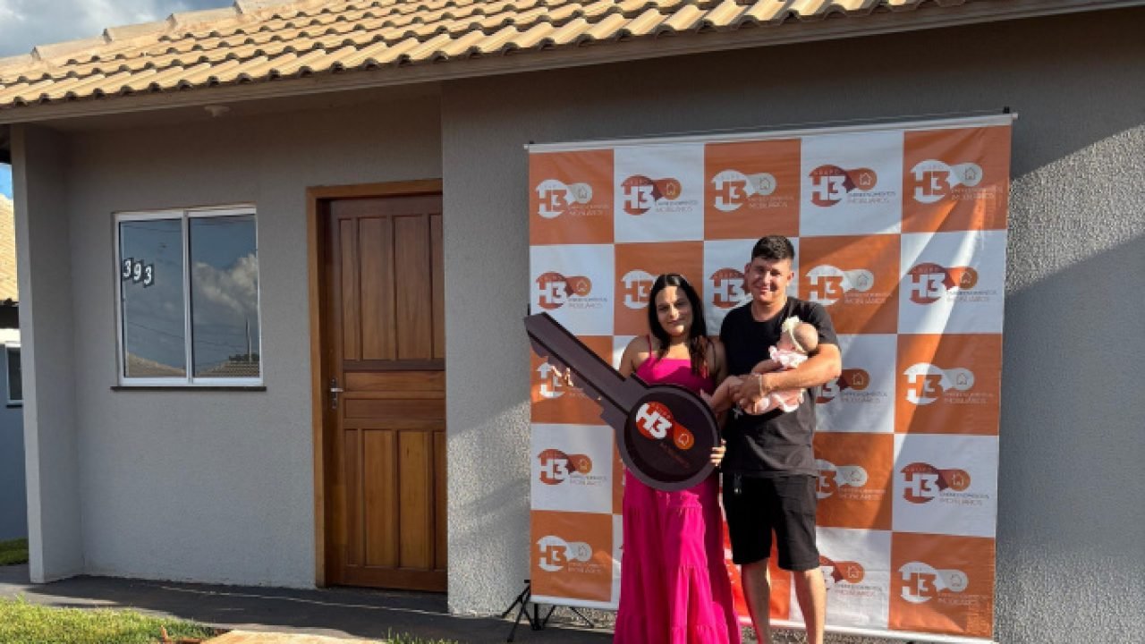 Famílias recebem chaves de casas próprias em Apucarana, Assis Chateaubriand e Ca
