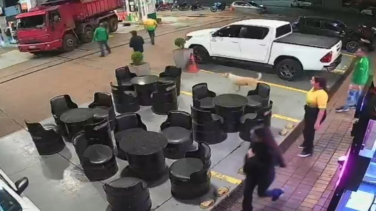 Foto: Por motivos desconhecidos, caminhão acabou atingindo posto de combustíveis