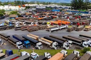 caminhoes-frete-rodoviario-porto-paranagua
