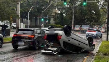 Motorista capota carro na Rua Ângelo Sampaio, no Água Verde — Foto: Motorista ca