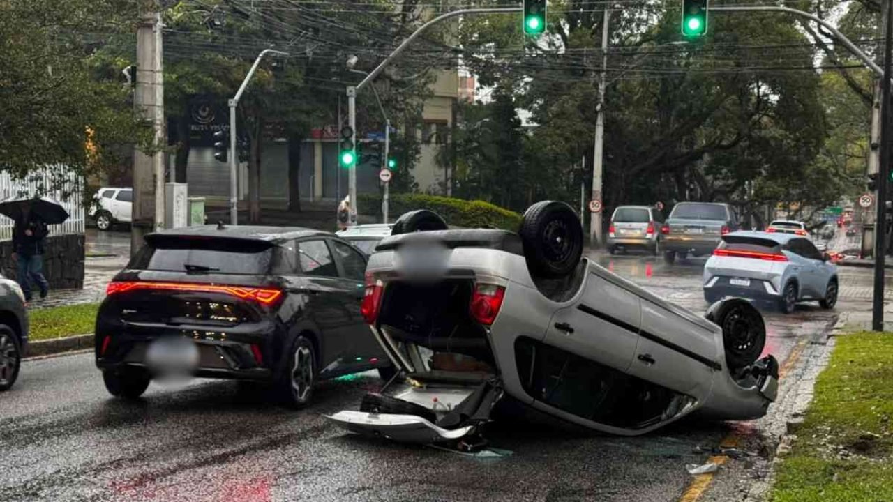 Motorista capota carro na Rua Ângelo Sampaio, no Água Verde — Foto: Motorista ca