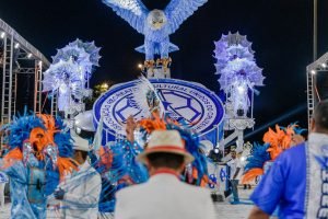 Foto: 1 de 1 Foto colorida de escola de samba do DF desfilando - Foto: Reproduçã