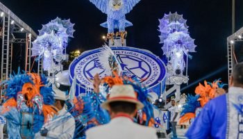 Foto: 1 de 1 Foto colorida de escola de samba do DF desfilando - Foto: Reproduçã