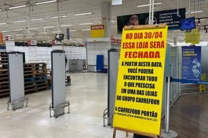 Os funcionários serão realocados para outras unidades de Curitiba. — Foto: Os fu