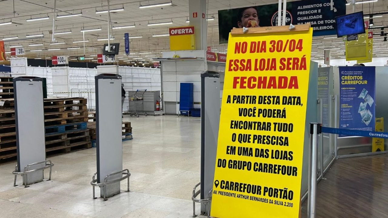Os funcionários serão realocados para outras unidades de Curitiba. — Foto: Os fu