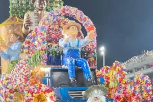 Foto: 1 de 1 carro-alegorido-da-academicos-do-tatuape-quebrou-antes-do-desfile -