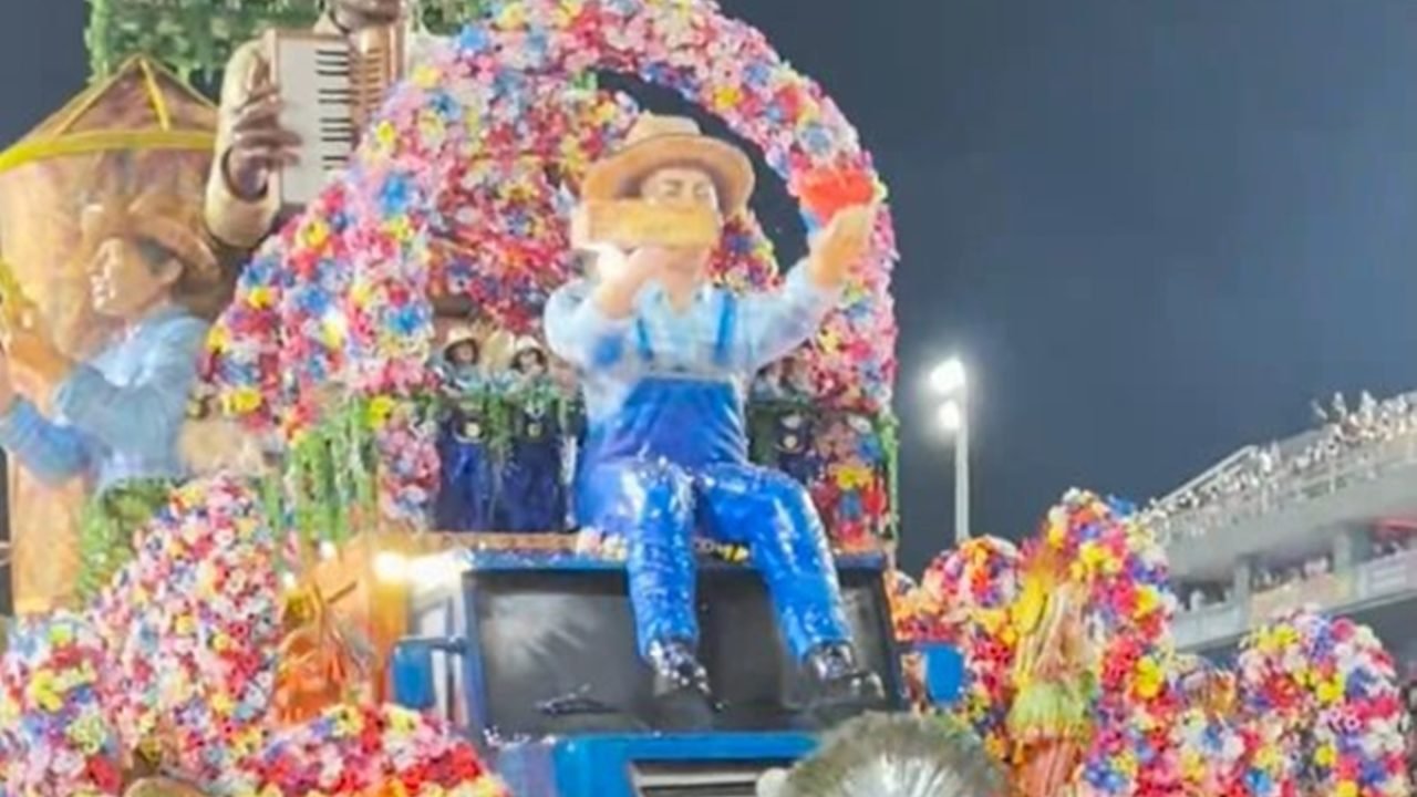 Foto: 1 de 1 carro-alegorido-da-academicos-do-tatuape-quebrou-antes-do-desfile -