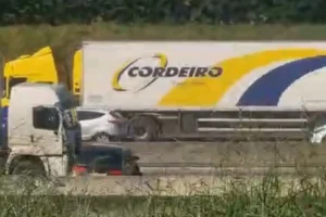 carro-arrastado-na-via-dutrajpg-1536x1003006492190202607012256.webp.webp