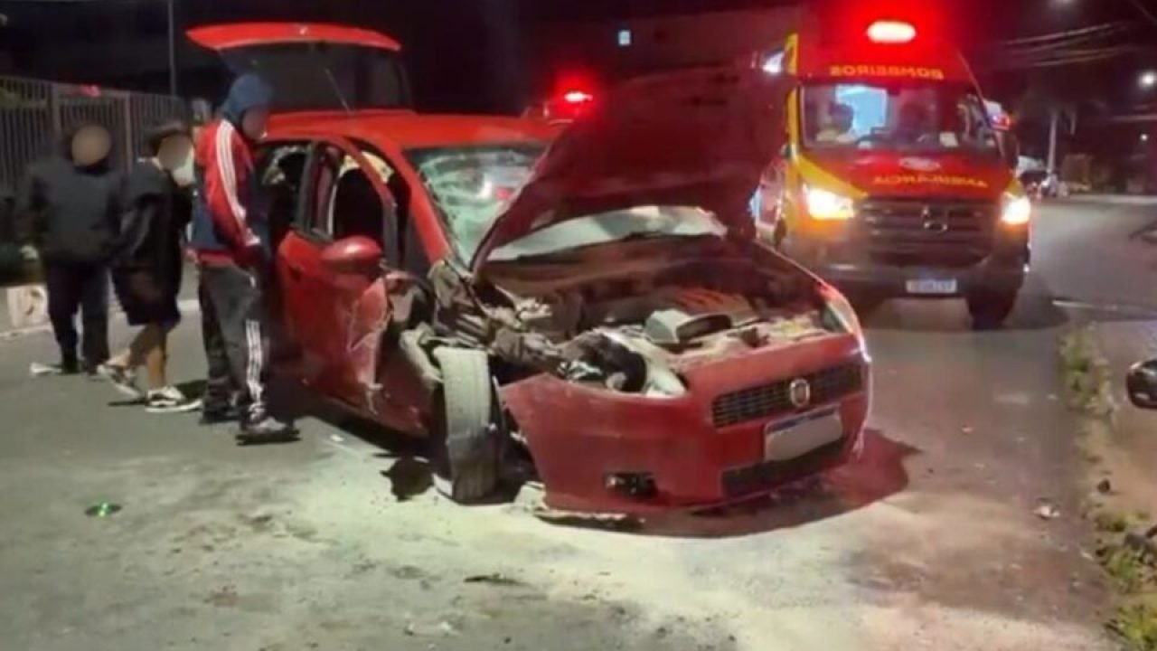 carro-bate-poste-piraquara-960x592-1