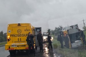carro-forte-tomba-a-caminho-de-ciudad-del-este-mas-carga-nao-era-dinheiro-6a9634a0837de