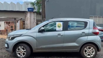 Carro roubado recuperado pela Polícia Militar — Foto: H2FOZ