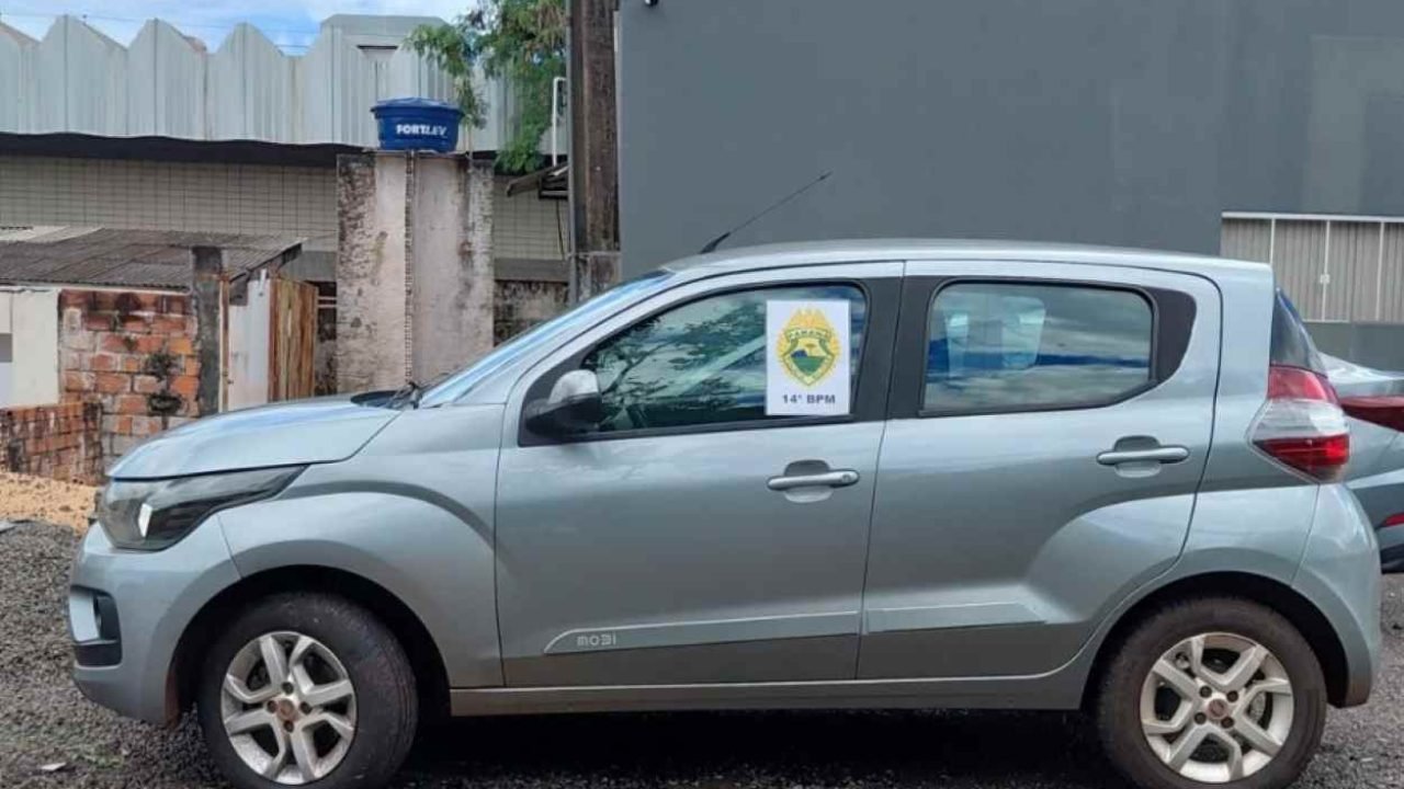Carro roubado recuperado pela Polícia Militar — Foto: H2FOZ