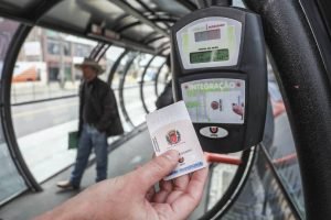 Foto: Para validar a compra de créditos, é necessário passar seu Cartão Urbs em
