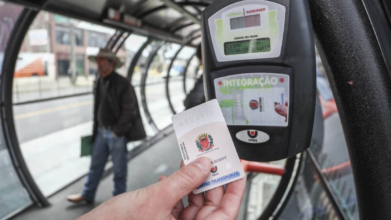 Foto: Para validar a compra de créditos, é necessário passar seu Cartão Urbs em