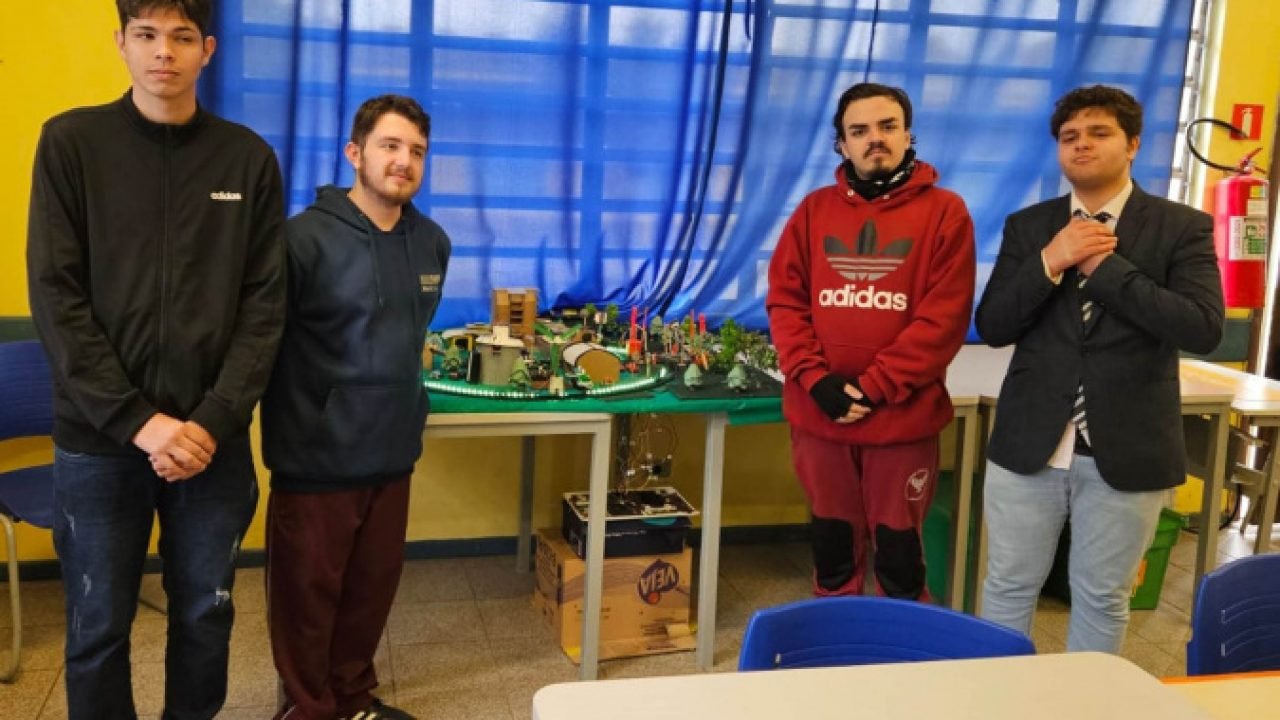 Alunos de Pinhais desenvolvem sistema inteligente de segurança — Foto: Governo d