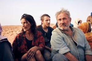 Cena de Sirât mostra três pessoas olhando para direções diferentes — Foto: 1 de