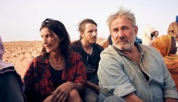 Cena de Sirât mostra três pessoas olhando para direções diferentes — Foto: 1 de