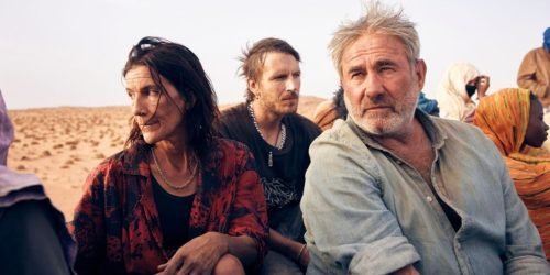 Cena de Sirât mostra três pessoas olhando para direções diferentes — Foto: 1 de