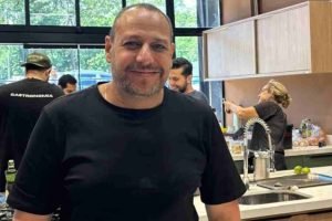 A equipe do Pesadelo na Cozinha em ação durante os preparativos em Foz do Iguaçu