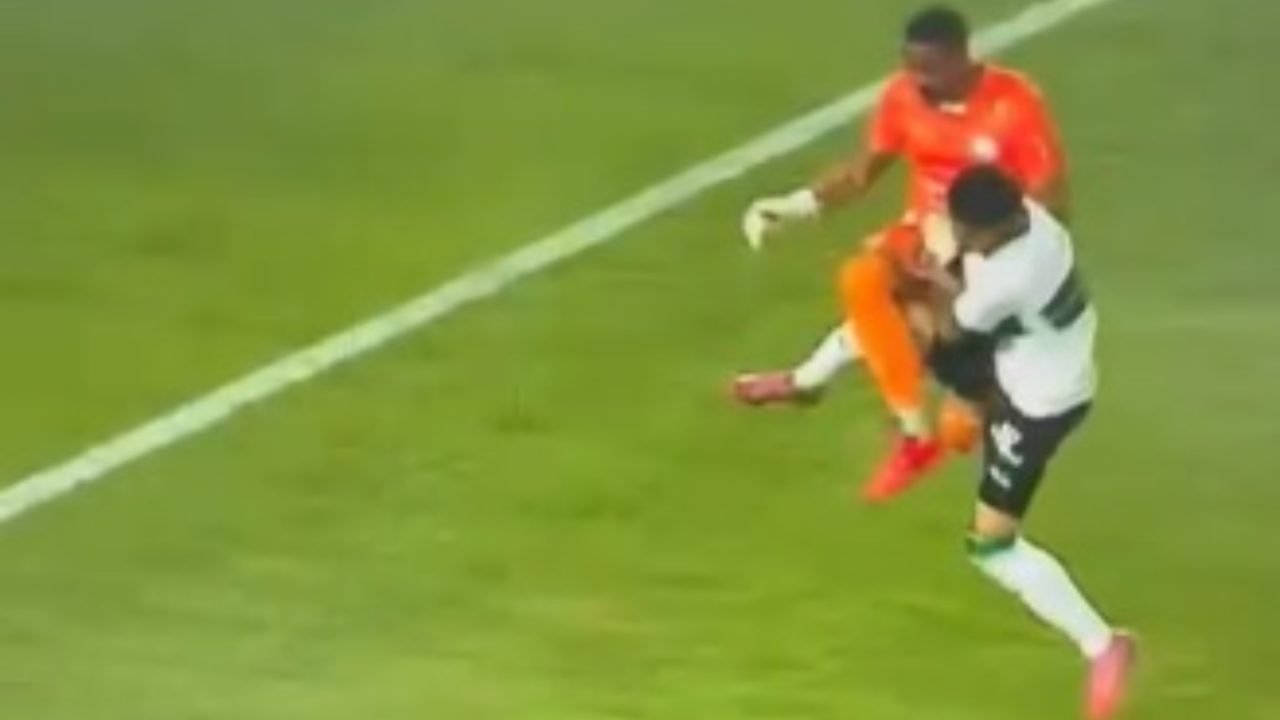 Momento do choque entre Lucas Crepaldi e o goleiro Diego Cardoso — Foto: Momento