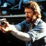 Foto: 1 de 1 Chuck Norris aponta uma arma em uma cena do filme 'Herói e o Terror