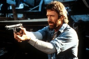 Foto: 1 de 1 Chuck Norris aponta uma arma em uma cena do filme 'Herói e o Terror