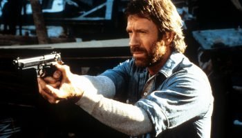 Foto: 1 de 1 Chuck Norris aponta uma arma em uma cena do filme 'Herói e o Terror