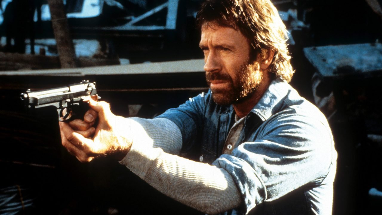 Foto: 1 de 1 Chuck Norris aponta uma arma em uma cena do filme 'Herói e o Terror