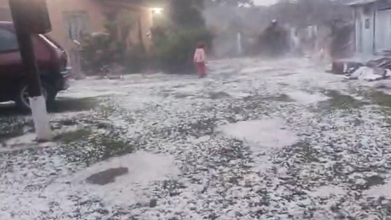 Chuva de granizo transforma paisagem na Lapa — Foto: Chuva de granizo transforma