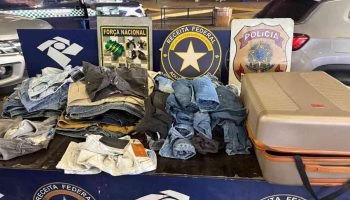 As roupas com a droga estavam em uma van — Foto: As roupas com a droga estavam e