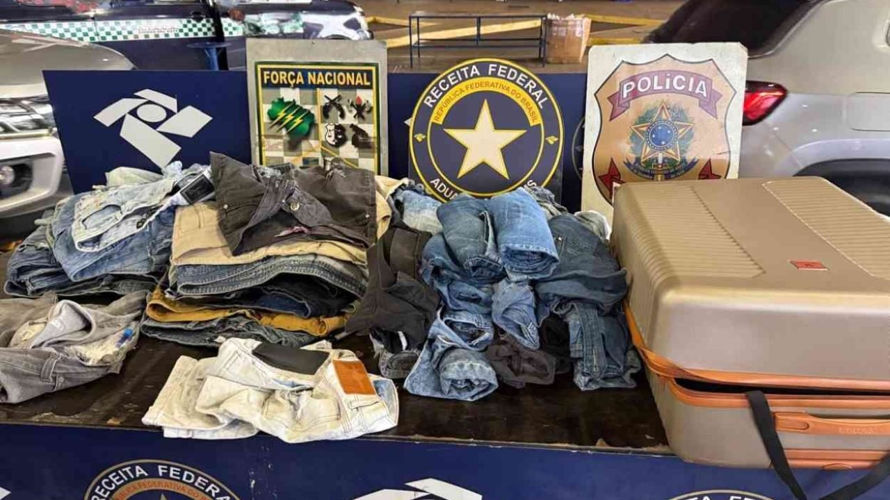 As roupas com a droga estavam em uma van — Foto: As roupas com a droga estavam e