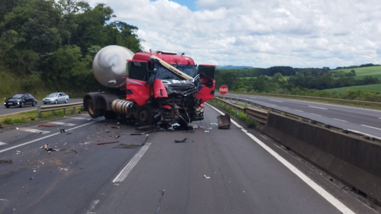 Colisão entre caminhões na BR-376 — Foto: O Paraná – Jornal de Fato