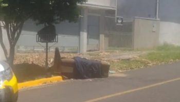 corpo-dentro-sofa-umuarama