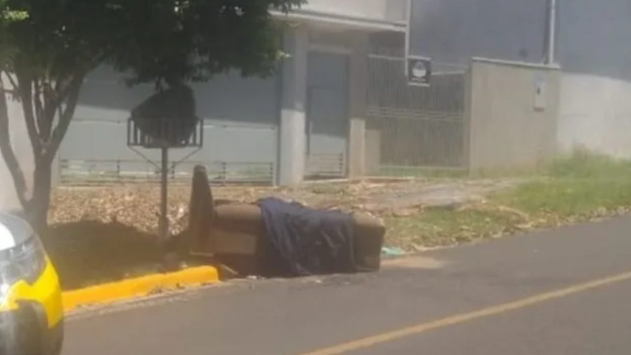 corpo-dentro-sofa-umuarama