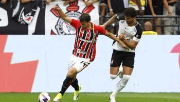 Tapia tenta sair da marcação de Gustavo Henrique — Foto: Rubens Chiri/São Paulo