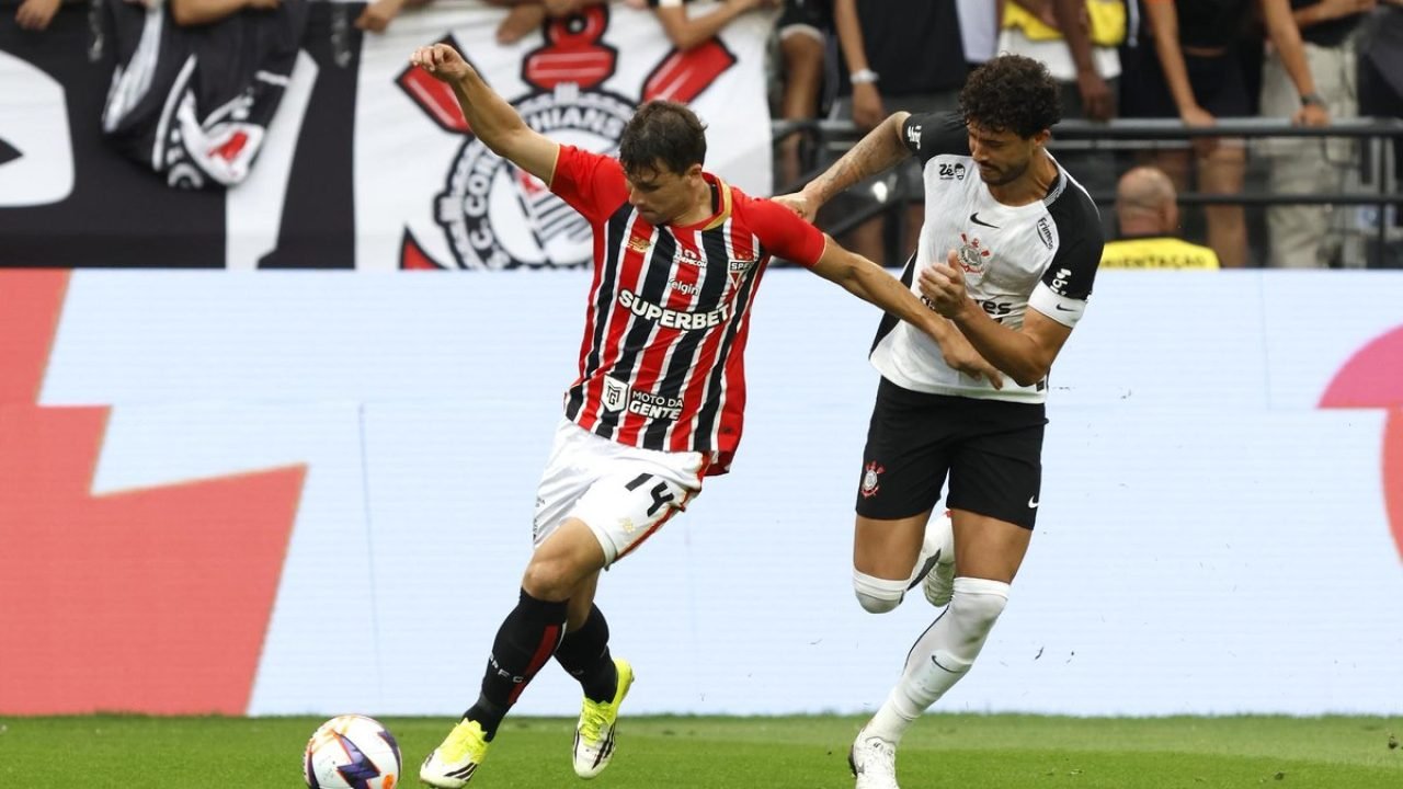 Tapia tenta sair da marcação de Gustavo Henrique — Foto: Rubens Chiri/São Paulo